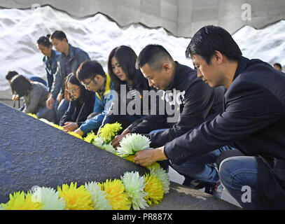 Shengyang, der chinesischen Provinz Liaoning. 30 Sep, 2018. Menschen, Teilnahme an einer Veranstaltung des Landes Märtyrer" Tag an der '918' Historisches Museum in Shenyang, der Hauptstadt der Provinz Liaoning im Nordosten Chinas, Sept. 30, 2018. Credit: Lange Lei/Xinhua/Alamy leben Nachrichten Stockfoto