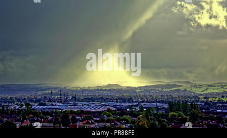 Glasgow, Schottland, UK, 30. September 2018. UK Wetter: stürmische Wolken ein inmitten der Sonne sieht eine ungewöhnliche Schnabel in den Regenwolken über Braehead Intu Shopping Complex und der Südseite der Stadt. Gerard Fähre / alamy Nachrichten Stockfoto