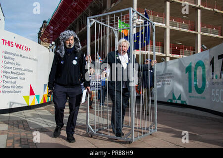 Birmingham, UK 30. September 2018. Ein Gefängnis" Boris Johnson' ist durch die Straßen von Birmingham während ein anti Brexit Protest, für Verbrechen gegen die Menschlichkeit (C) Paul Swinney/Alamy Leben Nachrichten gesperrt vorgeführt Stockfoto