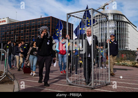 Birmingham, UK 30. September 2018. Ein Gefängnis" Boris Johnson' ist durch die Straßen von Birmingham während ein anti Brexit Protest, für Verbrechen gegen die Menschlichkeit (C) Paul Swinney/Alamy Leben Nachrichten gesperrt vorgeführt Stockfoto