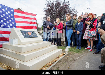 Chippenham, Großbritannien. 30. September 2018. Fans von Rock und Roll Legende Eddie Cochran abgebildet bei der Enthüllung eines neuen Denkmal an der Stelle der tödlichen Autounfall in Chippenham, dass die amerikanische Sängerin in 1960 getötet. Der Sänger bekannt für Lieder wie "C'mon Everybody' und 'Summertime Blues starb im Alter von 21 nach dem Auto, das er unterwegs war, stürzte in eine strassenlaterne auf Rowden Hill am 17. April 1960. Credit: Lynchpics/Alamy leben Nachrichten Stockfoto