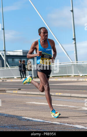 Glasgow, Schottland, Großbritannien. 30. September 2018. Tsegai Tewelde, Eritreische - geborener britischer Langstreckenläufer, überqueren die Clyde Arc Brücke überspannt den Fluss Clyde, wie er in der jährlichen Halbmarathon des Great Scottish Run konkurriert. Credit: Skully/Alamy leben Nachrichten Stockfoto