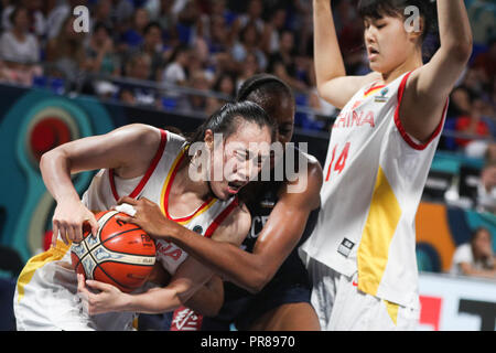 Teneriffa, Spanien. 30 Sep, 2018. Shao Ting (L) bricht durch während der Klasse 5-6 Match zwischen China und Frankreich an der FIBA Frauen 2018 Basketball WM in Santiago Martin in San Cristobal de La Laguna in Teneriffa, Spanien, Sept. 30, 2018. Credit: Zheng Huansong/Xinhua/Alamy leben Nachrichten Stockfoto