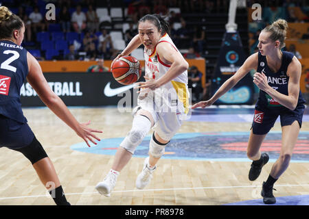 Teneriffa, Spanien. 30 Sep, 2018. Shao Ting (C) der China bricht durch während der Klasse 5-6 Match zwischen China und Frankreich an der FIBA Frauen 2018 Basketball WM in Santiago Martin in San Cristobal de La Laguna in Teneriffa, Spanien, Sept. 30, 2018. Credit: Zheng Huansong/Xinhua/Alamy leben Nachrichten Stockfoto