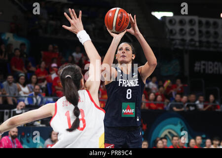 Teneriffa, Spanien. 30 Sep, 2018. Helena Ciak (R) von Frankreich schießt den Ball während der Klasse 5-6 Match zwischen China und Frankreich an der FIBA Frauen 2018 Basketball WM in Santiago Martin in San Cristobal de La Laguna in Teneriffa, Spanien, Sept. 30, 2018. Credit: Zheng Huansong/Xinhua/Alamy leben Nachrichten Stockfoto