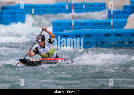 Rio De Janeiro, Brasilien. 30 Sep, 2018. Tereza Fiserova der Tschechischen Republik konkurriert während der Frauen Kanu (C1) Finale bei den 2018 ICF Canoe Slalom Weltmeisterschaften in Rio de Janeiro, Brasilien, am 30. September 2018. Tereza Fiserova gewann Bronze mit 116.74 Sekunden. Credit: Li Ming/Xinhua/Alamy leben Nachrichten Stockfoto