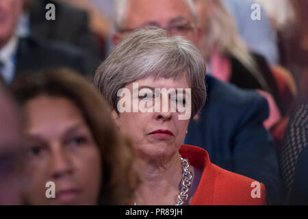 Birmingham, Großbritannien. 30. Sep 2018. 30. September 2018 - Ministerpräsident Theresa May schließt die Augen, auf der Suche schläfrig, am Parteitag der Konservativen Partei 2018 - Tag 1 (Birmingham) Credit: Benjamin Wareing/Alamy leben Nachrichten Stockfoto