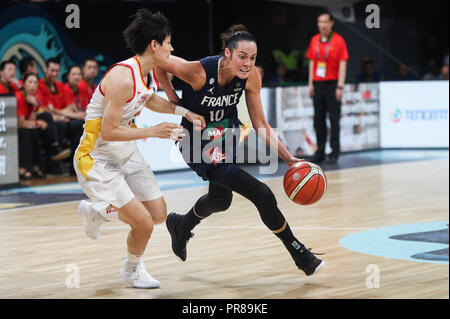 Teneriffa, Spanien. 30 Sep, 2018. Sarah Michel (R) von Frankreich bricht durch während der Klasse 5-6 Match zwischen China und Frankreich an der FIBA Frauen 2018 Basketball WM in Santiago Martin in San Cristobal de La Laguna in Teneriffa, Spanien, Sept. 30, 2018. Credit: Zheng Huansong/Xinhua/Alamy leben Nachrichten Stockfoto