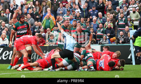 Leicester, Großbritannien. 30. September 2018. Der Verkauf Haie nach vorne Macht über für einen Versuch während der gallagher Premiership Rugby Match zwischen Leicester Tigers und Verkauf Scherben rfc am Welford Road Stadium, Leicester gespielt. © Phil Hutchinson/Alamy leben Nachrichten Stockfoto