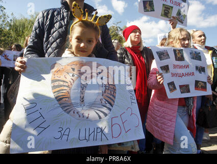 Kiew, Ukraine. 30 Sep, 2018. Ein Mädchen gesehen, die ein Plakat für den Zirkus ohne Tiere geschrieben während des Protestes. Tausende von Teilnehmern der Marsch in der Innenstadt von anspruchsvollen für ein Verbot der Verwendung von Tieren in Zirkussen besuchen, ist es das Ziel der März ist humanistische Werte zu popularisieren und Tiere vor Grausamkeiten und Spott zu schützen. Credit: Pavlo Gontschar/SOPA Images/ZUMA Draht/Alamy leben Nachrichten Stockfoto