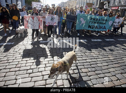 Kiew, Ukraine. 30 Sep, 2018. Ukrainische Tierschützern gesehen, Plakate, Banner und ein Hund riefen Slogans während des Protestes. Tausende von Teilnehmern der Marsch in der Innenstadt von anspruchsvollen für ein Verbot der Verwendung von Tieren in Zirkussen besuchen, ist es das Ziel der März ist humanistische Werte zu popularisieren und Tiere vor Grausamkeiten und Spott zu schützen. Credit: Pavlo Gontschar/SOPA Images/ZUMA Draht/Alamy leben Nachrichten Stockfoto