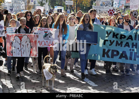 Kiew, Ukraine. 30 Sep, 2018. Ukrainische Tierschützern gesehen, Plakate, Banner und ein Hund riefen Slogans während des Protestes. Tausende von Teilnehmern der Marsch in der Innenstadt von anspruchsvollen für ein Verbot der Verwendung von Tieren in Zirkussen besuchen, ist es das Ziel der März ist humanistische Werte zu popularisieren und Tiere vor Grausamkeiten und Spott zu schützen. Credit: Pavlo Gontschar/SOPA Images/ZUMA Draht/Alamy leben Nachrichten Stockfoto