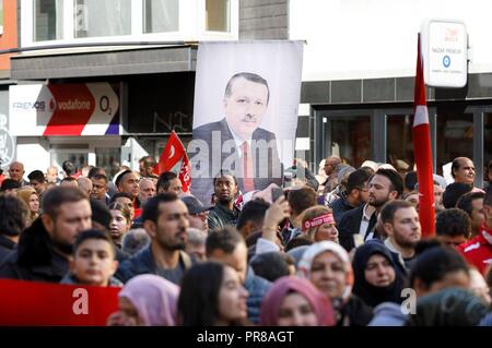 Köln, Deutschland. 29 Sep, 2018. Erdogan Unterstützer an der Ditib-Zentralmoschee in Ehrenfeld auf den Besuch des türkischen Präsidenten Erdogan. Köln, 29.09.2018 | Verwendung der weltweiten Kredit: dpa/Alamy leben Nachrichten Stockfoto