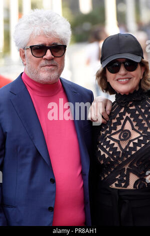 San Sebastian, Spanien. 28 Sep, 2018. Pedro Almodovar und Mercedes Moran bei der Premiere von "Der Engel/El Angel' an der 66th San Sebastian International Film Festival / Festival Internacional de Cine de San Sebastián am Theater Victoria Eugenia. San Sebastian, 28.09.2018 | Verwendung der weltweiten Kredit: dpa/Alamy leben Nachrichten Stockfoto