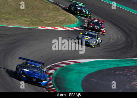 Barcelona, Spanien. 30 Sep, 2018. Mercedes-AMG Team BLACK FALCON Mercedes-AMG GT3 mit Fahrer Maro Engel, Luca Stolz & Yelmer Buurman führt R-Motorsport Aston Martin V12 Vantage mit Treiber Matthieu Vaxivière, Jake Dennis & Nicki Thiim während der Runde 10 - Blancpain GT Serie Endurance Cup am Circuit de Barcelona-Catalunya, Barcelona, Spanien am 30. September 2018. Foto von Jurek Biegus. Nur die redaktionelle Nutzung, eine Lizenz für die gewerbliche Nutzung erforderlich. Credit: UK Sport Pics Ltd/Alamy leben Nachrichten Stockfoto