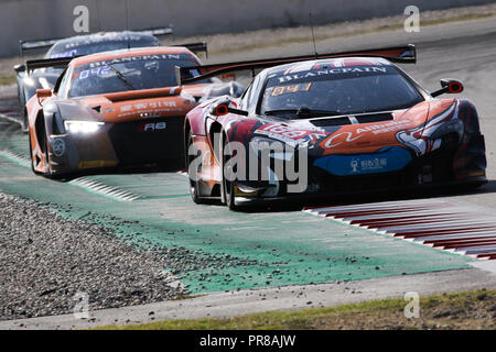 Barcelona, Spanien. 30 Sep, 2018. Garage 59 McLaren 650 S GT3 mit Fahrern Alexander West, Chris Harris und Chris Goodwin führt Car Collection Motorsport Audi R8 LMS mit Treibern Mike Hansch, Antonio Forne Tomas & Frank Stippler während der Runde 10 - Blancpain GT Serie Endurance Cup am Circuit de Barcelona-Catalunya, Barcelona, Spanien am 30. September 2018. Foto von Jurek Biegus. Nur die redaktionelle Nutzung, eine Lizenz für die gewerbliche Nutzung erforderlich. Credit: UK Sport Pics Ltd/Alamy leben Nachrichten Stockfoto