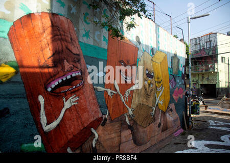 Graffiti von artist Paulo Ito in einer Gasse an Beco do Batman, berühmte Vila Madalena artsy Bezirk, Sao Paulo, Brasilien Stockfoto