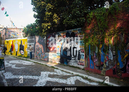 Street Art "Pele Beijoqueiro" von der Künstlerin Bueno Caos in einer Gasse an Beco do Batman, berühmte Vila Madalena artsy Bezirk, Sao Paulo, Brasilien Stockfoto