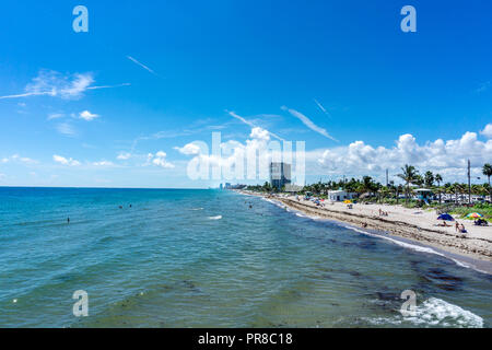 Anzeigen von Dania Beach in Hollywood, Florida. Personen, die Ihren Urlaub und schwimmen in den Strand im Sommer Stockfoto