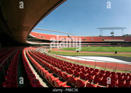 Ansicht der Stände und der Fußballplatz in Morumbi oder Cicero Pompeu de Toledo Stadion, Sao Paulo, Brasilien Stockfoto