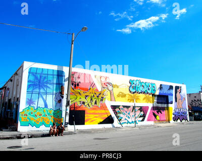 Mädchen, Popsicle & sitzen auf Straßen von Wynwood, Miami. Stockfoto