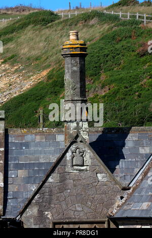 Ein sehr kunstvoll aus Stein gebaute Kamin gekrönt mit einer Hand Tontopf auf einem sehr alten Torhaus für was verwendet die "unraven'estate in Dunraven Bay. Stockfoto