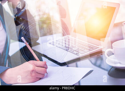 Asian Business Frau Aufruf mit dem Schreiben auf Papier schreiben, Thai Büro Frau mit Bleistift und das Telefon beantworten, schönes Büro in Büro- und Stockfoto