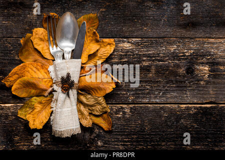 Thanksgiving Mahlzeit. Saisonale Tabelle einstellen. Thanksgiving herbst Gedeck mit Besteck und Anordnung der bunten Herbstlaub. Stockfoto