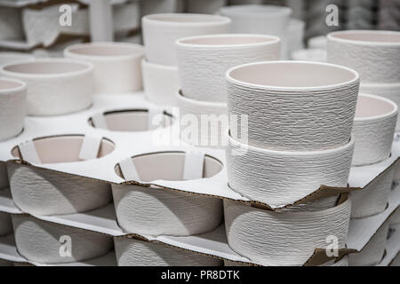Gartenarbeit, Verkauf und Konsum Konzept - Blumentöpfe auf Regalen im Garten shop Stockfoto