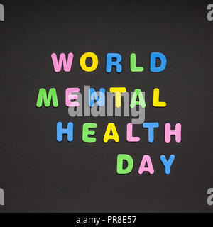 Kreative bunten Text aus Kunststoff Buchstaben World Mental Health Day schreiben auf schwarzem Papier Hintergrund mit Kopie Raum gemacht. Ferienwohnung Nachricht Konzept, c Stockfoto