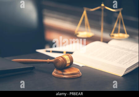 Richter Hammer mit dem Gesetz Buch auf Holztisch und Waagen der Gerechtigkeit, Rechtsanwalt Konzept Stockfoto