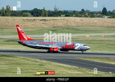 Jet2 Boeing 737-8 MG Landung am Flughafen Birmingham, UK (G-JZHR) Stockfoto