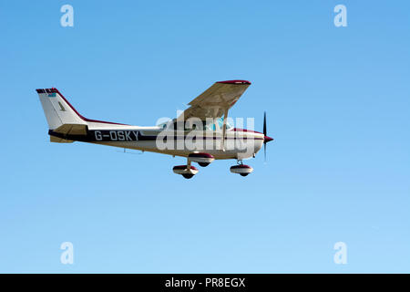 Cessna 172 M Skyhawk Landung am Flugplatz Wellesbourne, UK (G-OSKY) Stockfoto