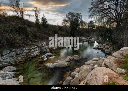 Garganta Jaranda. Landschaft in der Nähe von Jarandilla de la Vera, Caceres. Der Extremadura. Spanien. Stockfoto