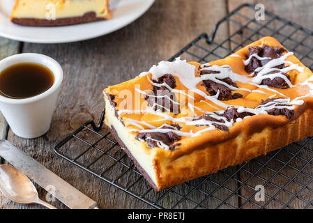 Traditionelle polnische hausgemachter Käsekuchen mit Schokolade. Stockfoto