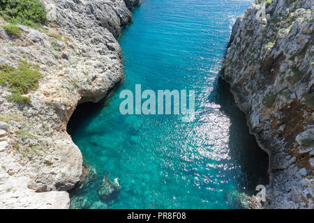 Apulien Leuca, Italien, Grotte von ciolo - ein Mann Schwimmen bei Grotte Ciolo Stockfoto