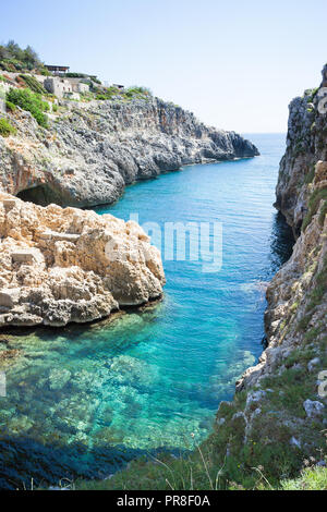 Apulien Leuca, Italien, Grotte von ciolo - Von der Grotte Ciolo der Adratic meer Stockfoto