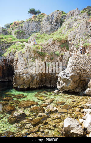 Apulien Leuca, Italien, Grotte von ciolo- wandern die Berge hinunter zu Grotte Ciolo Stockfoto