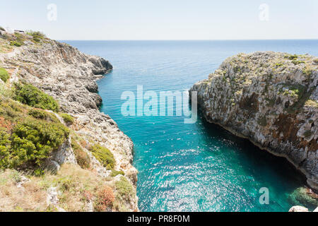 Apulien Leuca, Italien, Grotte von ciolo - Stehend an Grotte Ciolo und den Blick auf den Horizont Stockfoto