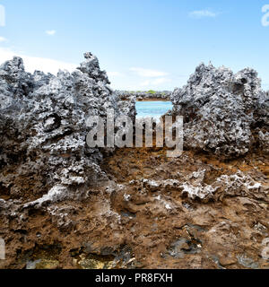 In Polynesien den Felsen der Küste wie Paradies Konzept und Entspannen Stockfoto