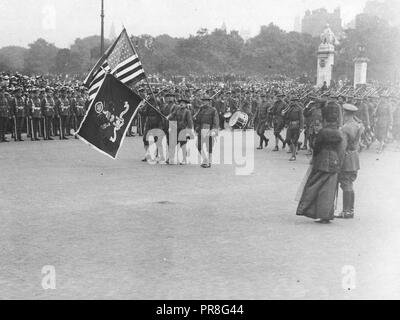 Zeremonien - England, Italien - amerikanische Truppen in London, England. Tauchen Regimental Standard vor dem König und der Königin von England am Buckingham Palace Stockfoto