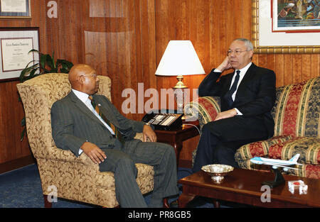 Besuch von der frühere Außenminister und Vorsitzende des Generalstabs, General Colin Powell, HUD Hauptsitz Sekretär Alphonso Jackson, Adjutanten zu erfüllen Stockfoto
