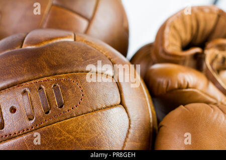 Sammlung von Vintage Leder schnürschuhe Sportgeräte Stockfoto