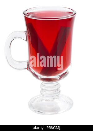Glühwein Glas isoliert auf Weiss. Hot red Tee oder andere rote Getränk im Glas Schale mit Zimtstangen. Auf weiß mit Freistellungspfad isoliert. Stockfoto