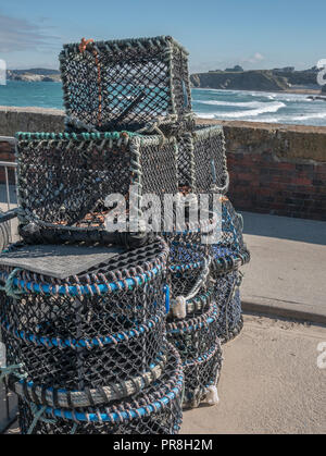 Hafen Szenen rund um Newquay, Cornwall. Hummer/crab Töpfen auf Hafen Kai gestapelt. Stockfoto