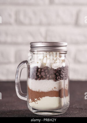 Heiße Schokolade Mix im Marmeladenglas. Hausgemachte Mischung aus Kakao, Milch, Zucker, Schokolade und Marshmallows. Weihnachten und Winter Urlaub - urlaub Geschenke Idee. Platz kopieren Stockfoto