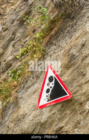 Küstenlandschaft um Newquay, Cornwall. Achten Sie auf das Warnschild „Falling Rocks“ an den Klippen von Newquay. Stockfoto