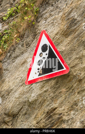 Küstenlandschaft um Newquay, Cornwall. Achten Sie auf das Warnschild „Falling Rocks“ an den Klippen von Newquay. Stockfoto