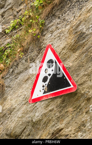Küstenlandschaft um Newquay, Cornwall. Achten Sie auf das Warnschild „Falling Rocks“ an den Klippen von Newquay. Stockfoto