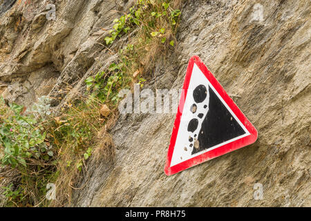 Küstenlandschaft um Newquay, Cornwall. Achten Sie auf das Warnschild „Falling Rocks“ an den Klippen von Newquay. Stockfoto